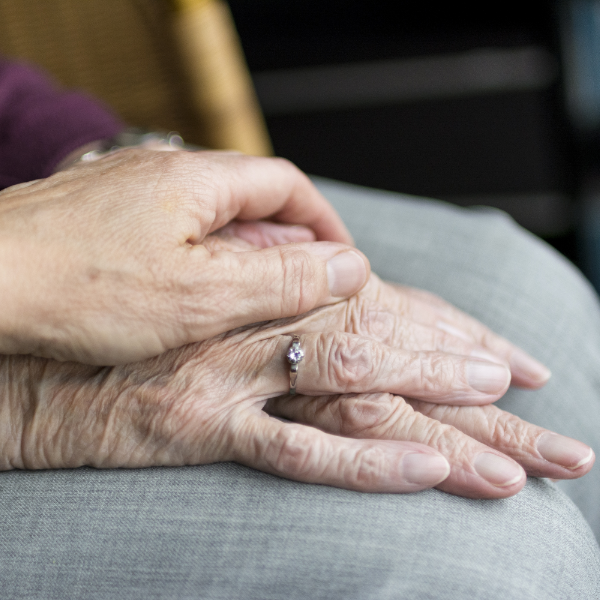 Pflegedienst und Seniorenbetreuung CuraVital-IKM-Wechsel-Die Hand einer älteren Frau wird gehalten Pflegedienst CuraVital-IKM-Wechsel- Die Hand einer älteren Frau wird gehalten